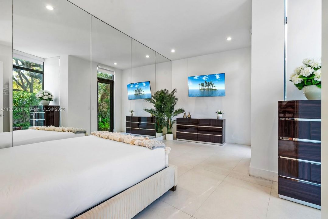 For Rent: $50,000 (5 beds, 5 baths, 6058 Square Feet)