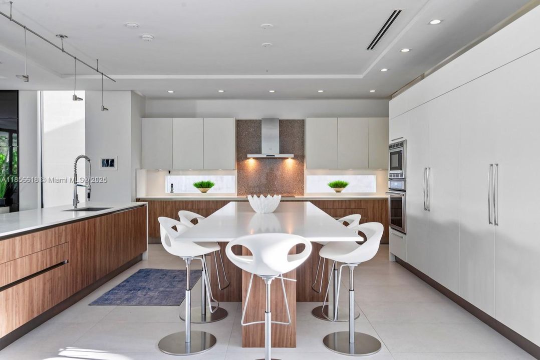 For Rent: $50,000 (5 beds, 5 baths, 6058 Square Feet)