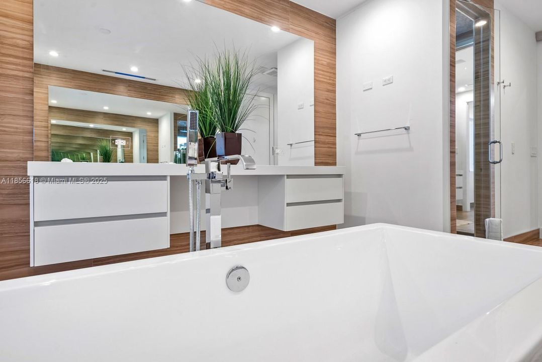 For Rent: $50,000 (5 beds, 5 baths, 6058 Square Feet)