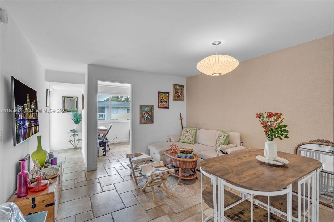 待售: $499,000 (1 贝兹, 1 浴室, 725 平方英尺)