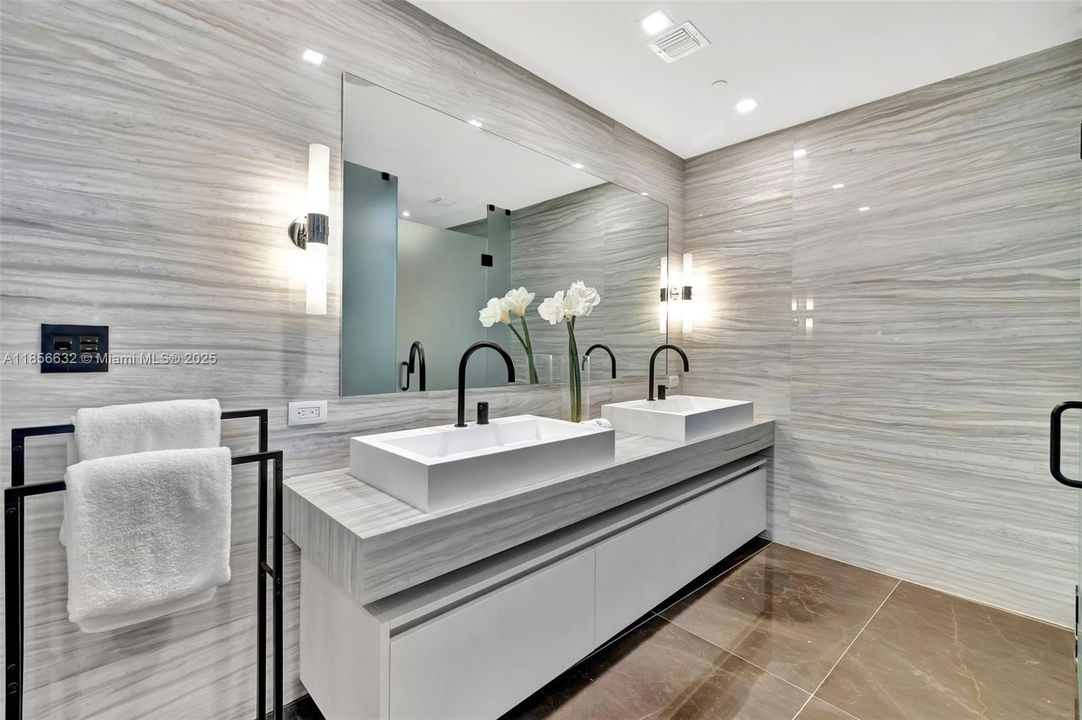 Под контрактом: $3,875,000 (3 спален, 3 ванн, 2623 Квадратных фут)