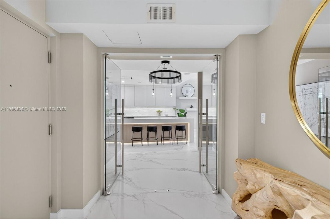 Под контрактом: $3,875,000 (3 спален, 3 ванн, 2623 Квадратных фут)