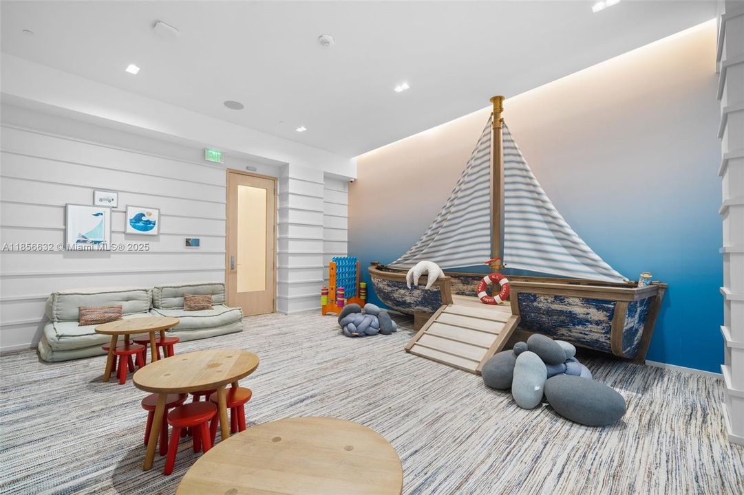 Под контрактом: $3,875,000 (3 спален, 3 ванн, 2623 Квадратных фут)