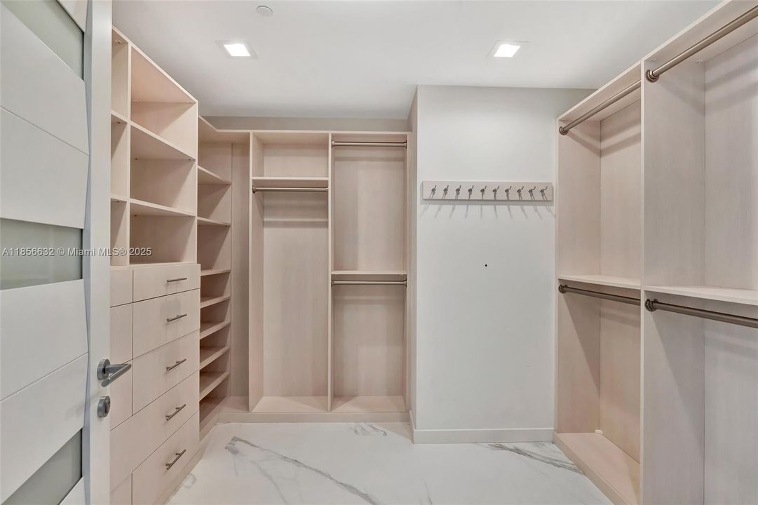 Под контрактом: $3,875,000 (3 спален, 3 ванн, 2623 Квадратных фут)