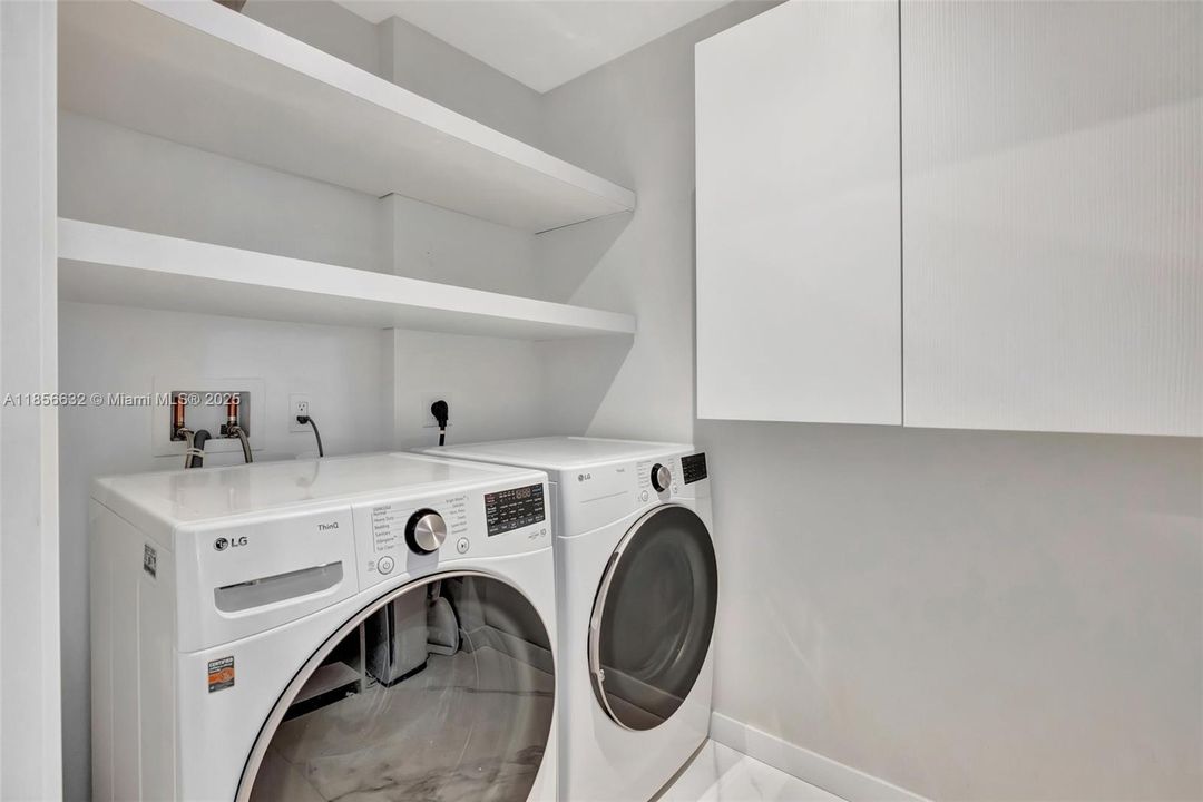 Под контрактом: $3,875,000 (3 спален, 3 ванн, 2623 Квадратных фут)