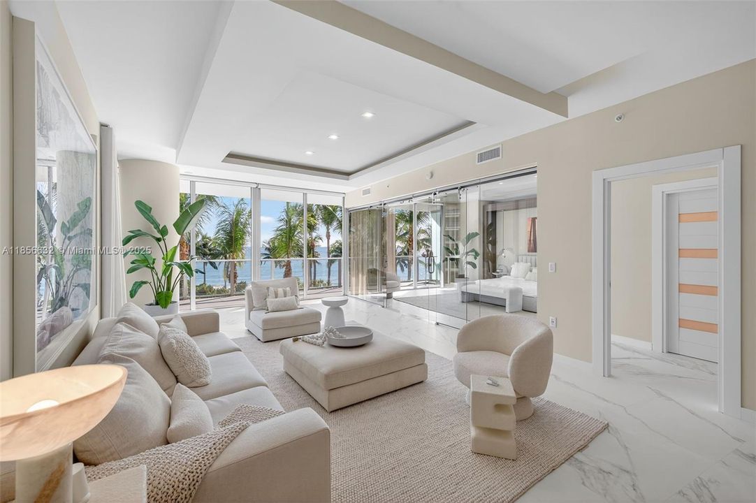 Под контрактом: $3,875,000 (3 спален, 3 ванн, 2623 Квадратных фут)