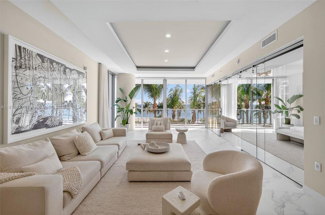 Под контрактом: $3,875,000 (3 спален, 3 ванн, 2623 Квадратных фут)