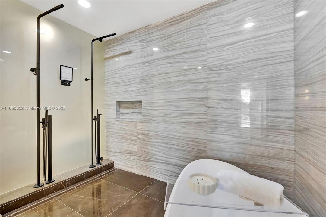 Под контрактом: $3,875,000 (3 спален, 3 ванн, 2623 Квадратных фут)