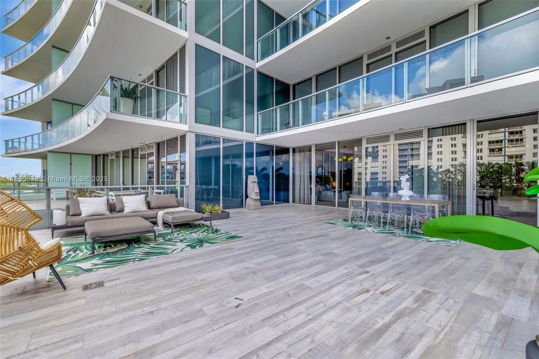 Под контрактом: $3,875,000 (3 спален, 3 ванн, 2623 Квадратных фут)