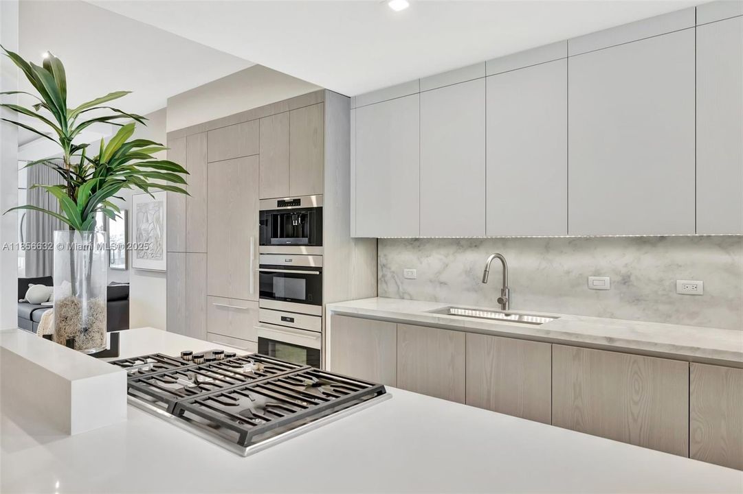 Под контрактом: $3,875,000 (3 спален, 3 ванн, 2623 Квадратных фут)