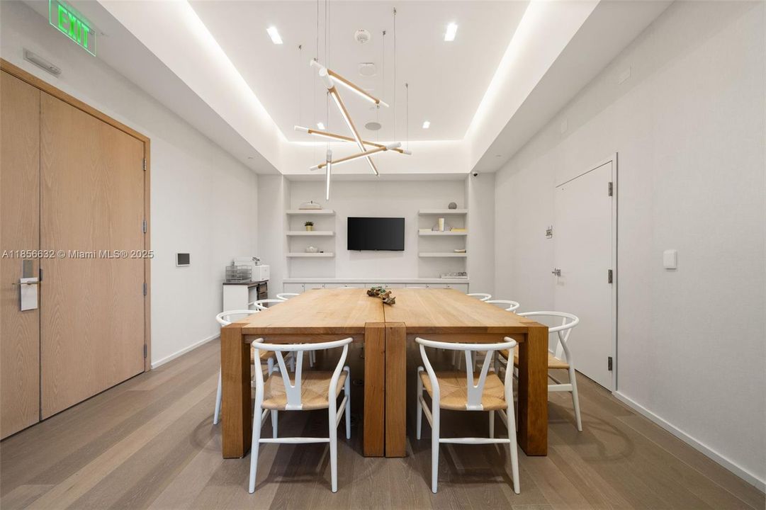 Под контрактом: $3,875,000 (3 спален, 3 ванн, 2623 Квадратных фут)