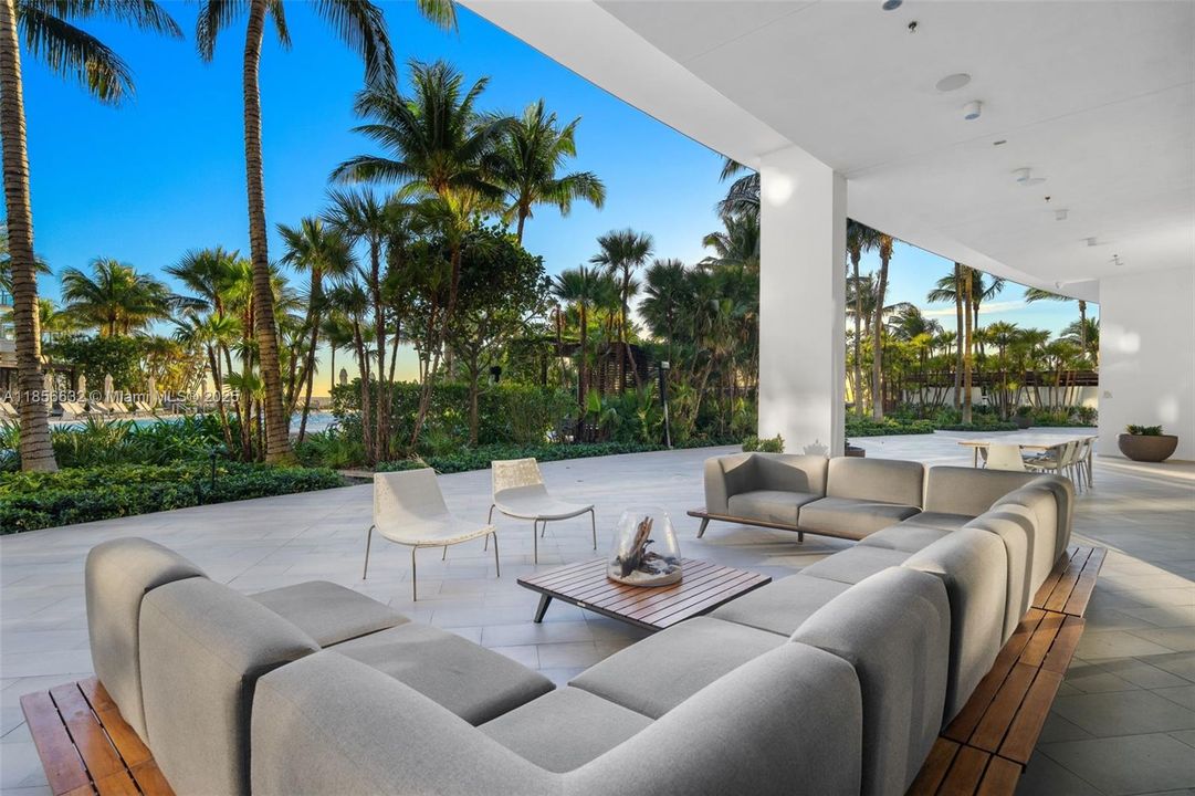 Под контрактом: $3,875,000 (3 спален, 3 ванн, 2623 Квадратных фут)