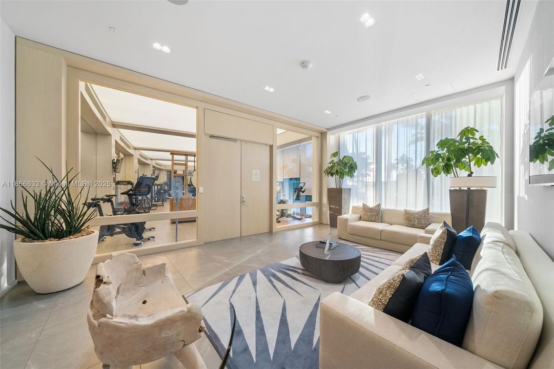 Под контрактом: $3,875,000 (3 спален, 3 ванн, 2623 Квадратных фут)