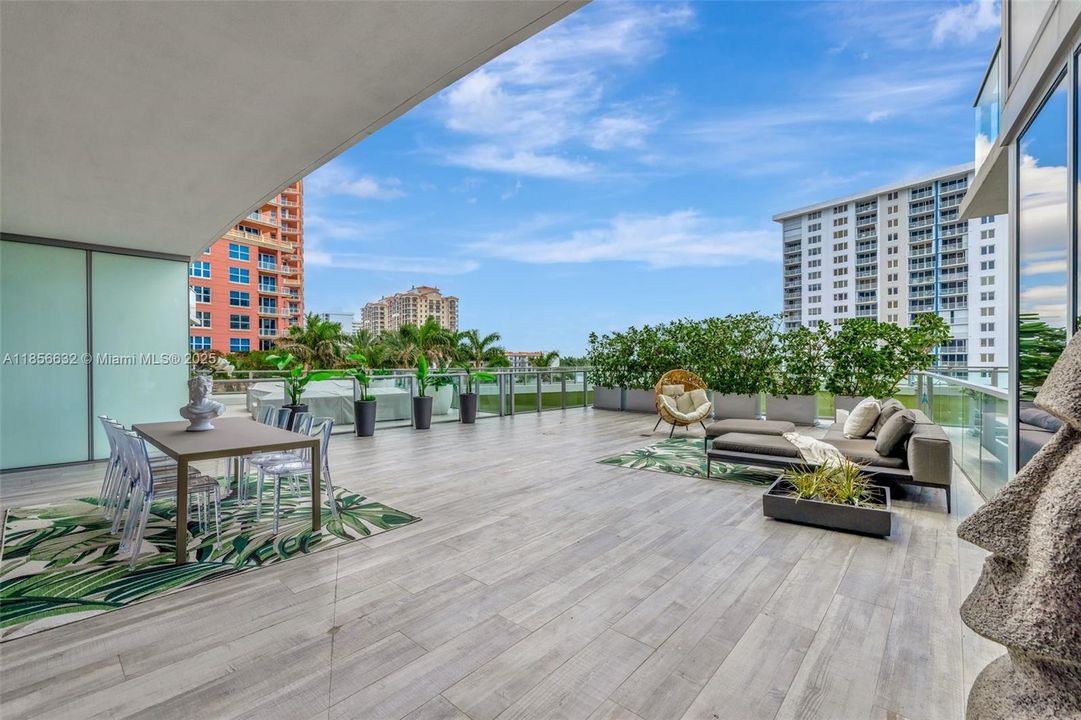 Под контрактом: $3,875,000 (3 спален, 3 ванн, 2623 Квадратных фут)