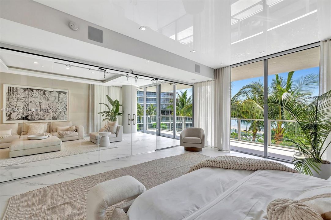 Под контрактом: $3,875,000 (3 спален, 3 ванн, 2623 Квадратных фут)