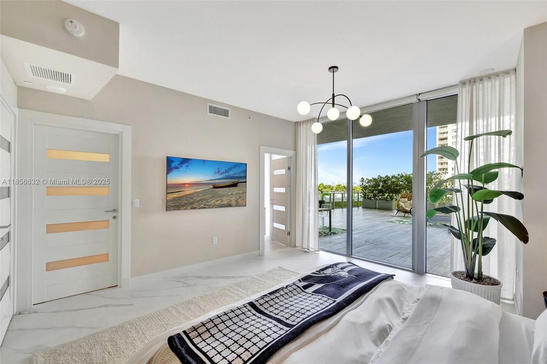 Под контрактом: $3,875,000 (3 спален, 3 ванн, 2623 Квадратных фут)