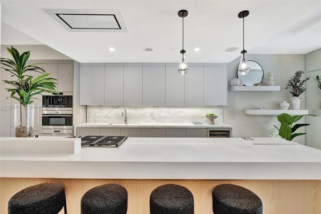 Под контрактом: $3,875,000 (3 спален, 3 ванн, 2623 Квадратных фут)