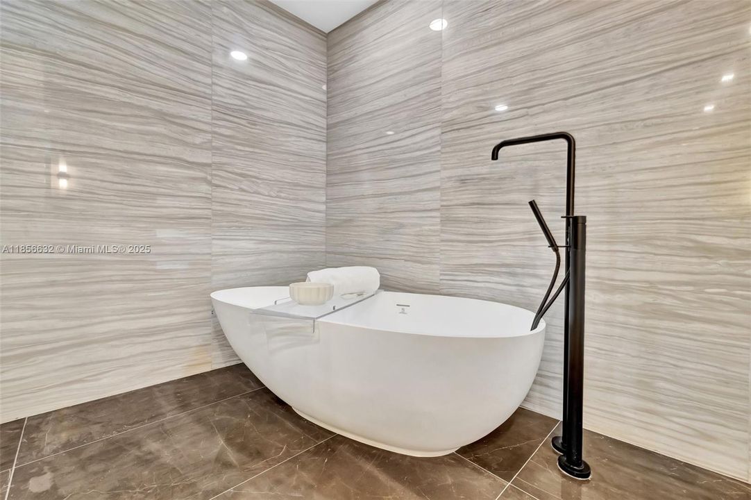 Под контрактом: $3,875,000 (3 спален, 3 ванн, 2623 Квадратных фут)