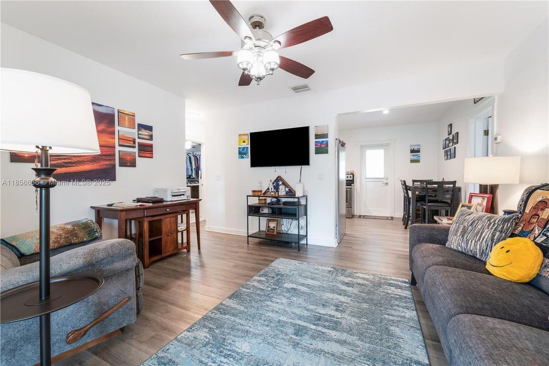 На продажу: $519,900 (3 спален, 2 ванн, 1048 Квадратных фут)