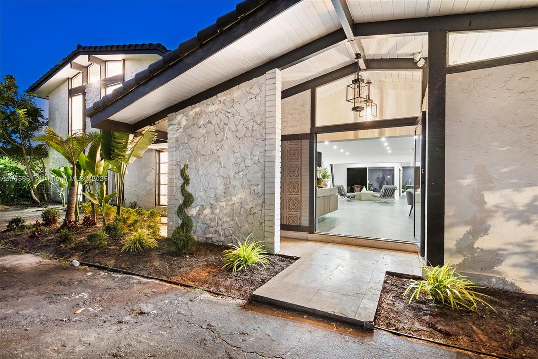 В аренду: $18,500 (8 спален, 6 ванн, 4990 Квадратных фут)