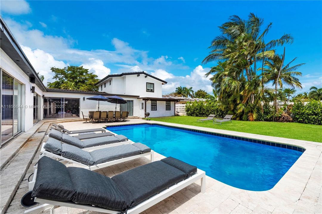 В аренду: $18,500 (8 спален, 6 ванн, 4990 Квадратных фут)