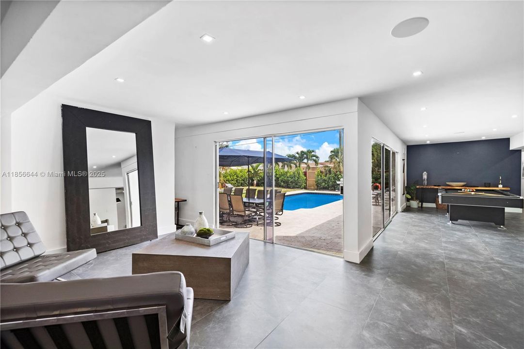 В аренду: $18,500 (8 спален, 6 ванн, 4990 Квадратных фут)