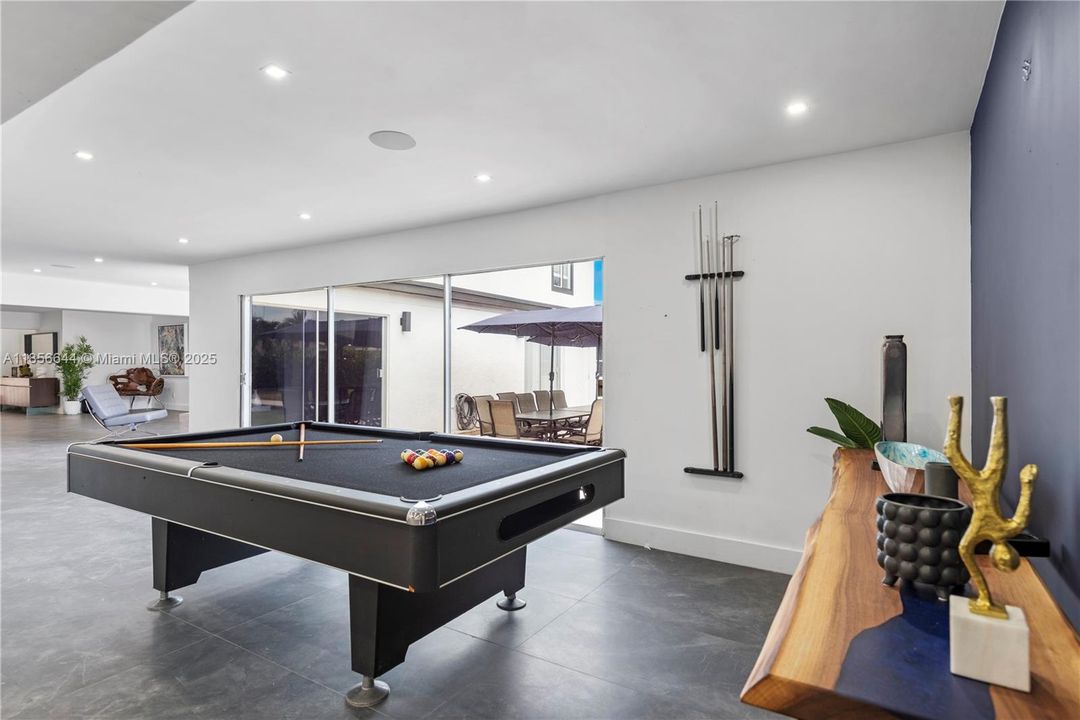 В аренду: $18,500 (8 спален, 6 ванн, 4990 Квадратных фут)