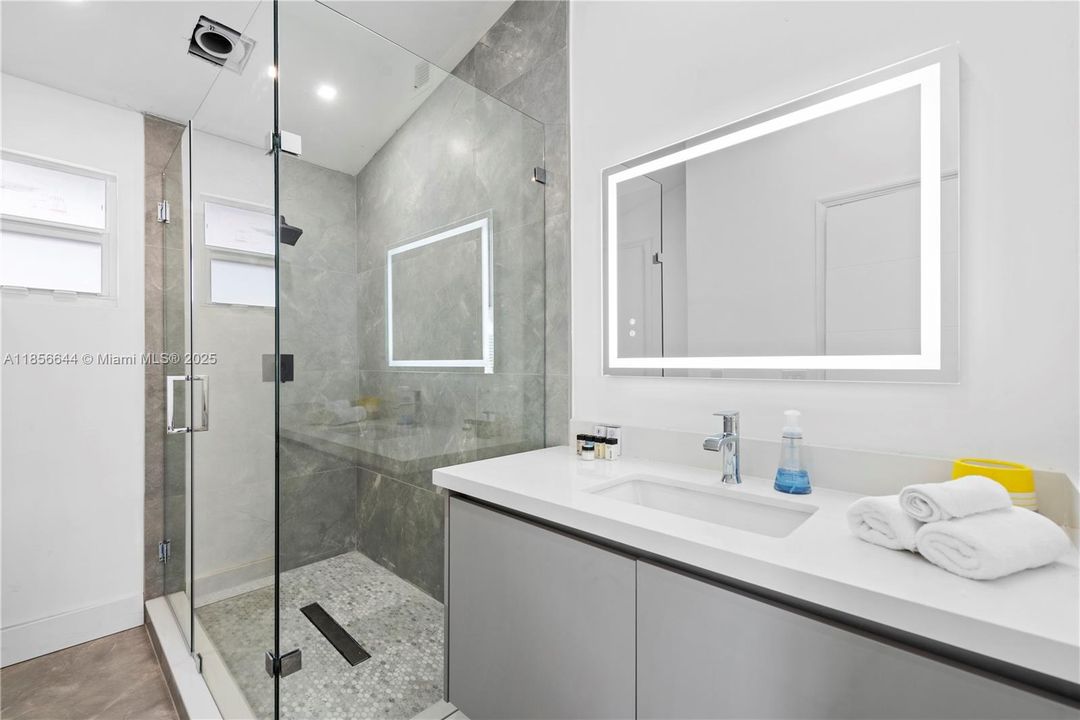 В аренду: $18,500 (8 спален, 6 ванн, 4990 Квадратных фут)