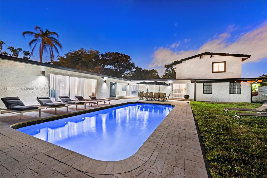 В аренду: $18,500 (8 спален, 6 ванн, 4990 Квадратных фут)