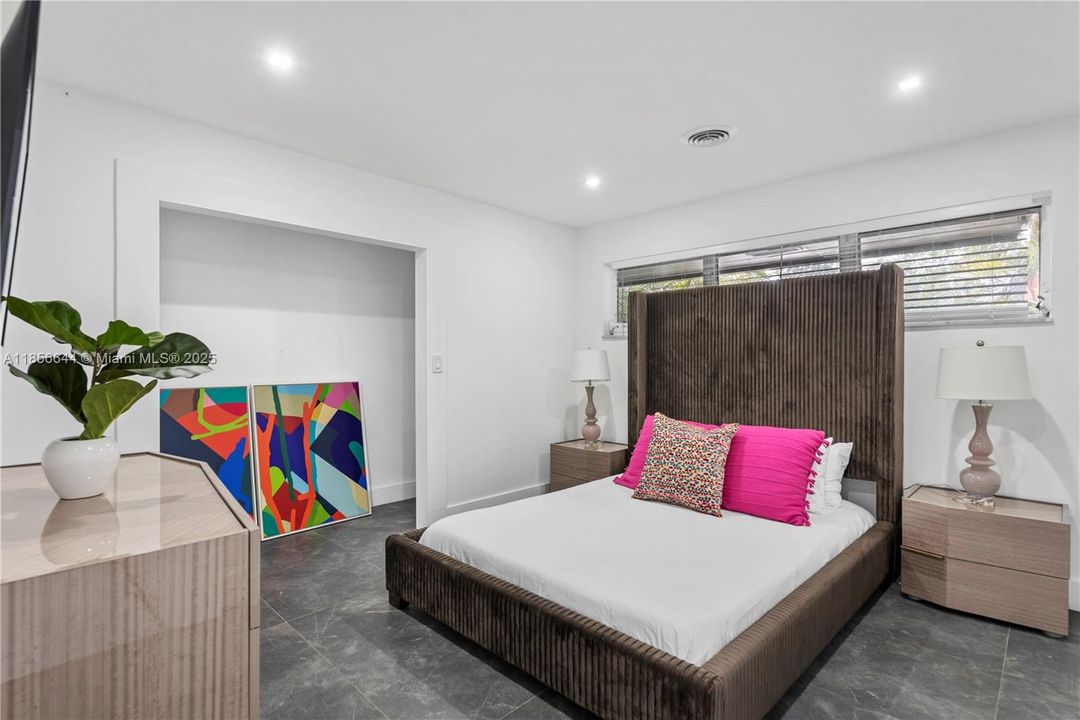 В аренду: $18,500 (8 спален, 6 ванн, 4990 Квадратных фут)