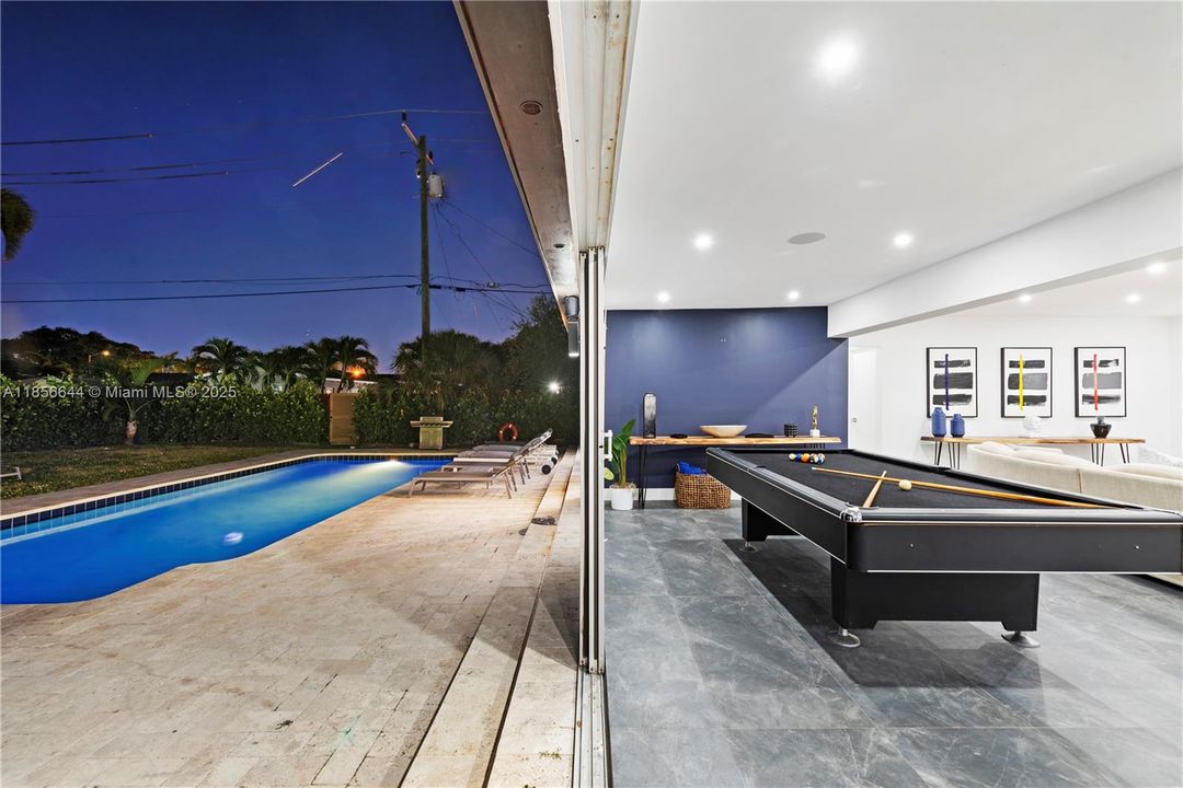 В аренду: $18,500 (8 спален, 6 ванн, 4990 Квадратных фут)