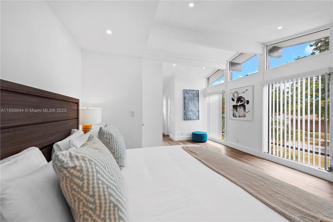 В аренду: $18,500 (8 спален, 6 ванн, 4990 Квадратных фут)