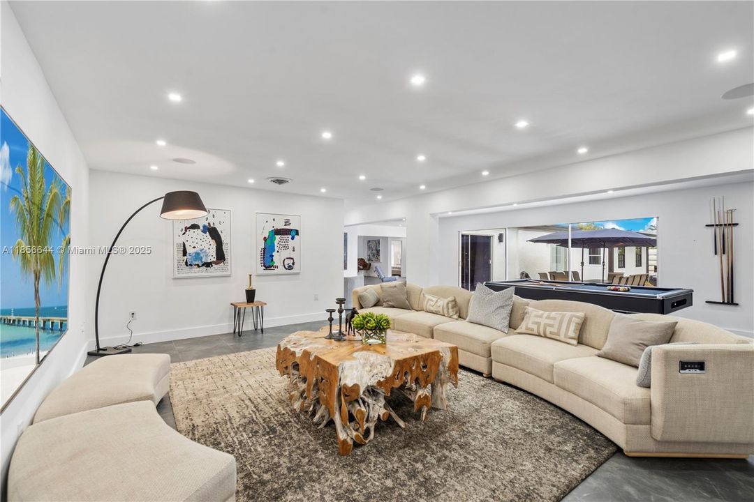 В аренду: $18,500 (8 спален, 6 ванн, 4990 Квадратных фут)