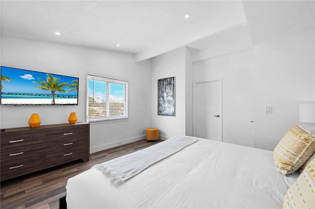 В аренду: $18,500 (8 спален, 6 ванн, 4990 Квадратных фут)