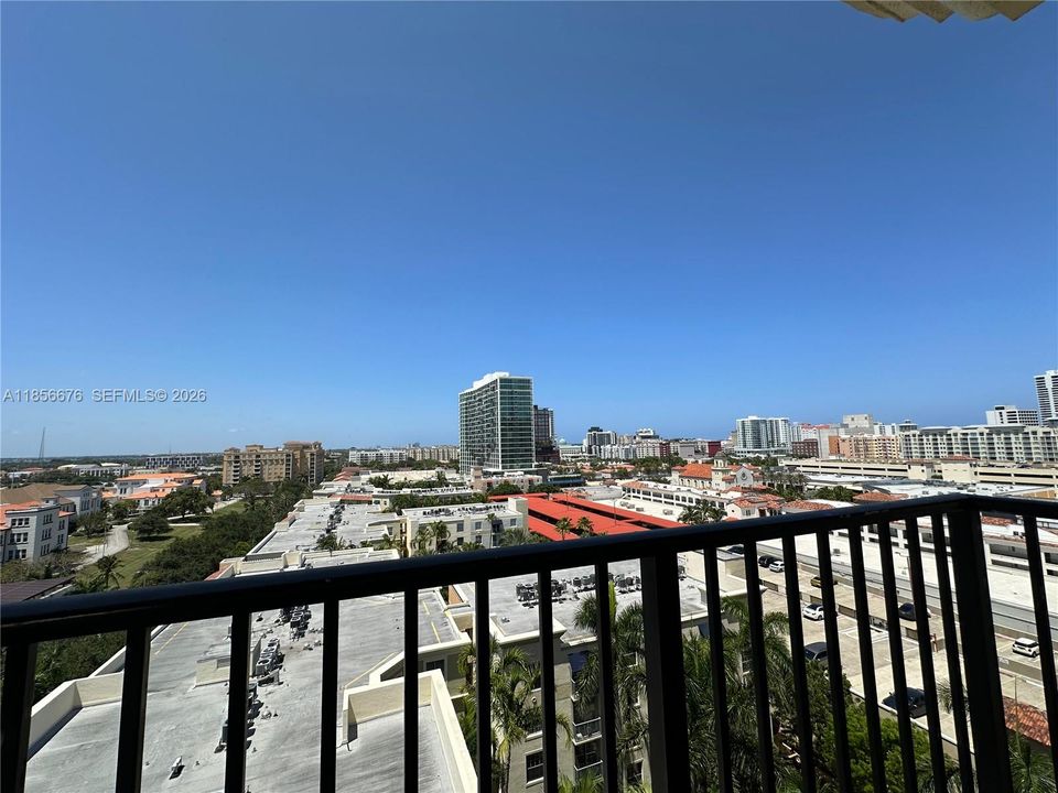 For Sale: $699,000 (2 beds, 1 baths, 990 Square Feet)