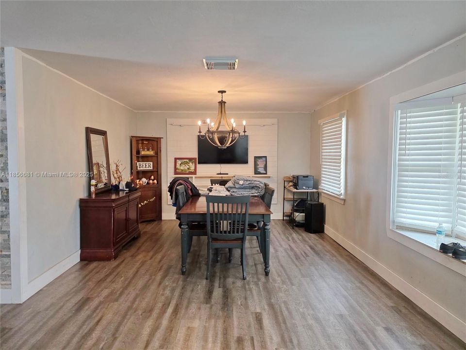 For Sale: $329,900 (3 beds, 2 baths, 1976 Square Feet)