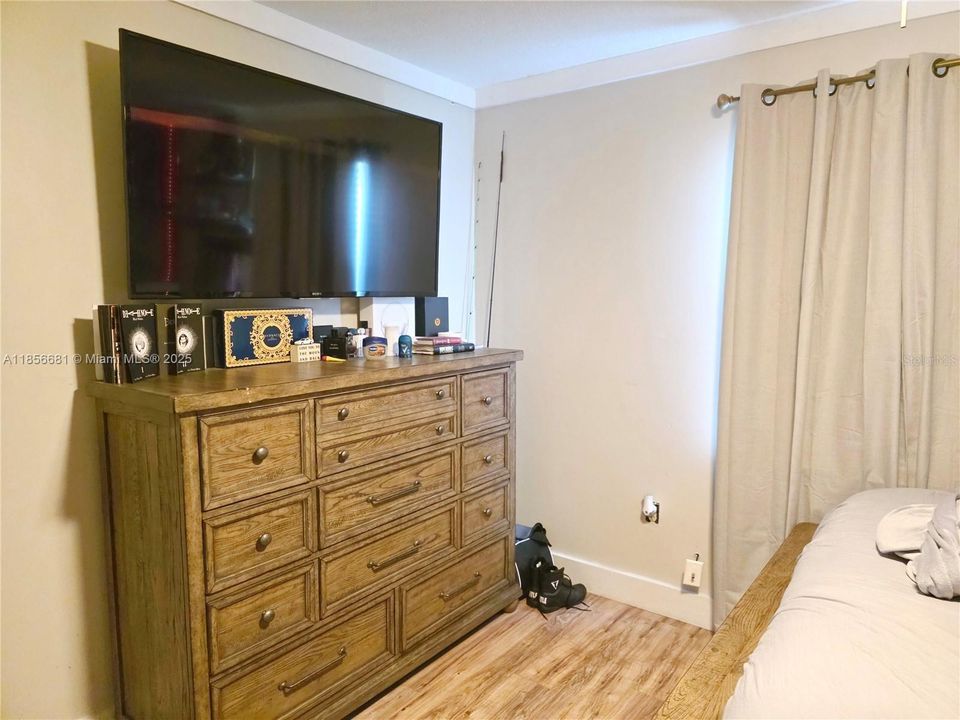 For Sale: $329,900 (3 beds, 2 baths, 1976 Square Feet)