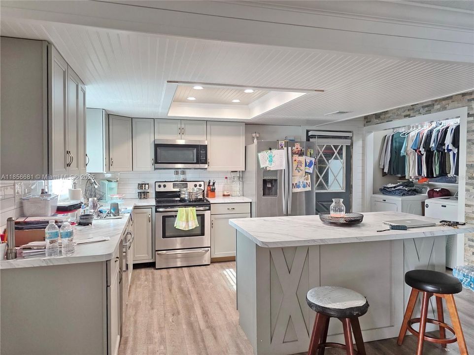 For Sale: $329,900 (3 beds, 2 baths, 1976 Square Feet)