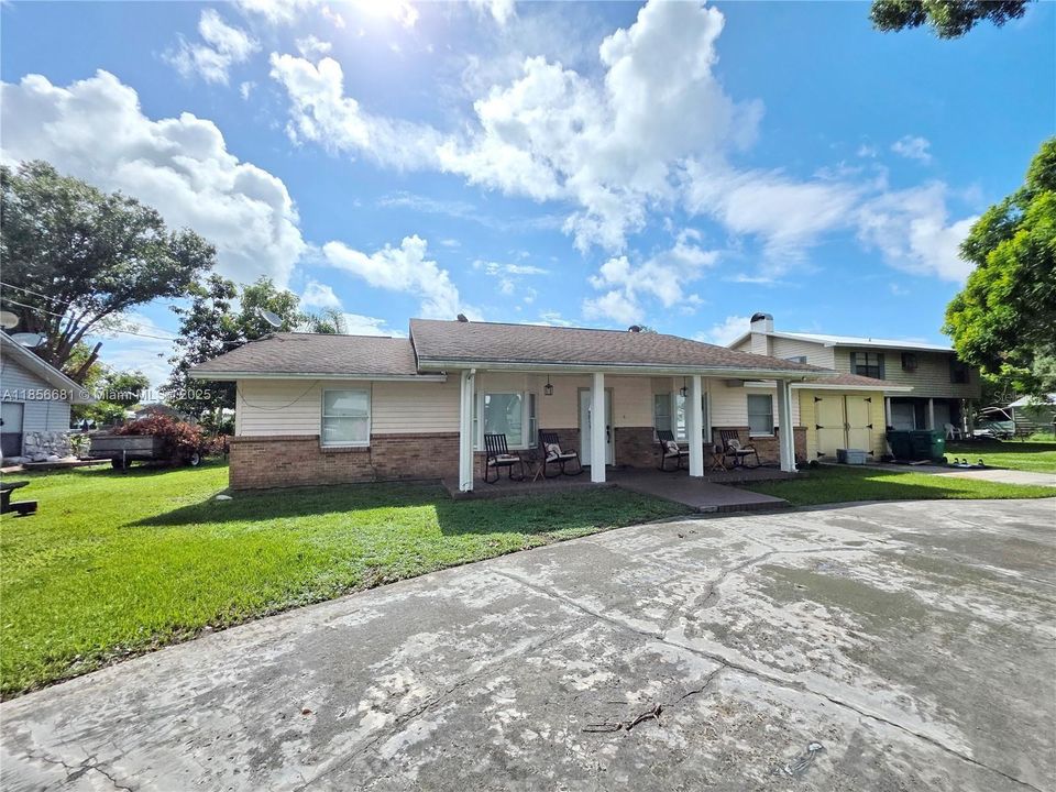 For Sale: $329,900 (3 beds, 2 baths, 1976 Square Feet)
