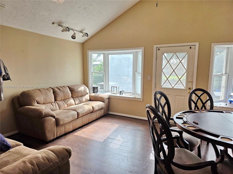 For Sale: $329,900 (3 beds, 2 baths, 1976 Square Feet)