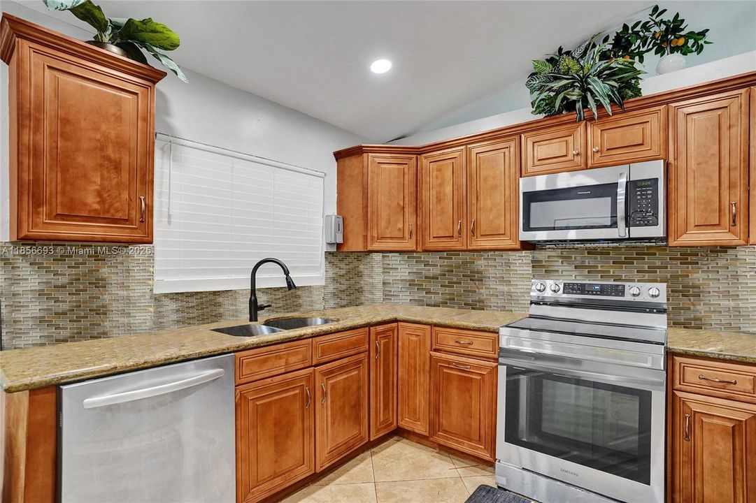 最近售出: $545,000 (3 贝兹, 2 浴室, 1378 平方英尺)