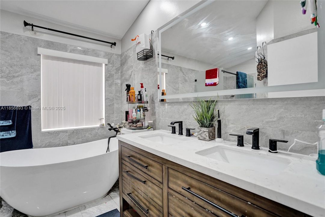 最近售出: $545,000 (3 贝兹, 2 浴室, 1378 平方英尺)