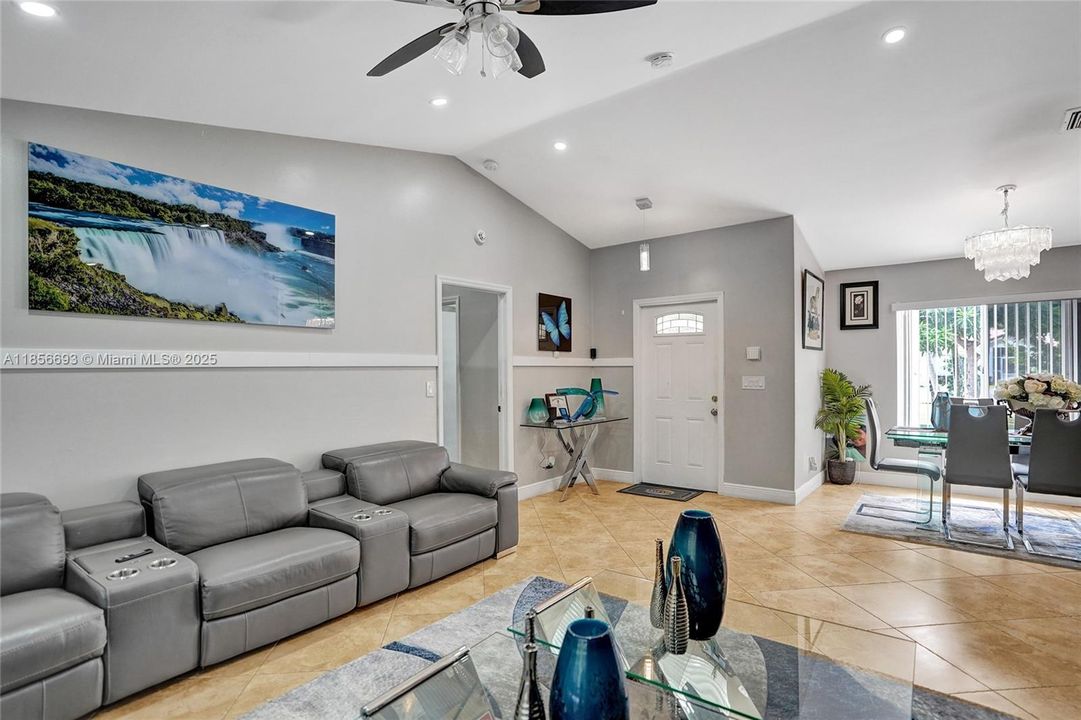 最近售出: $545,000 (3 贝兹, 2 浴室, 1378 平方英尺)