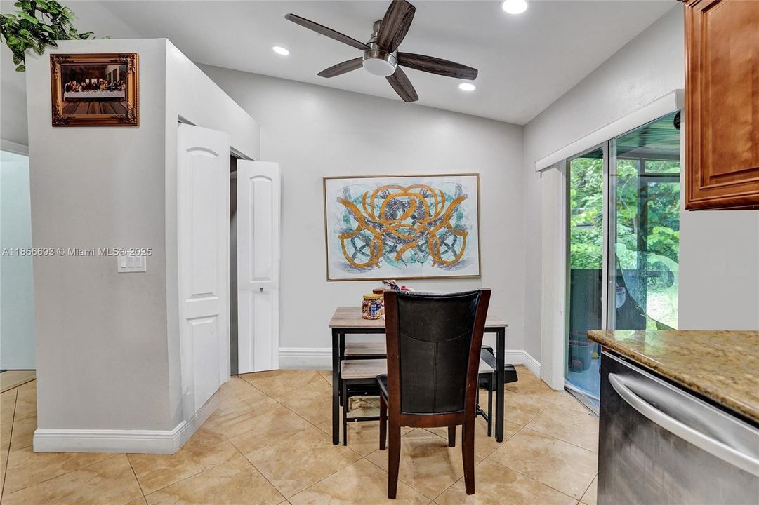 最近售出: $545,000 (3 贝兹, 2 浴室, 1378 平方英尺)