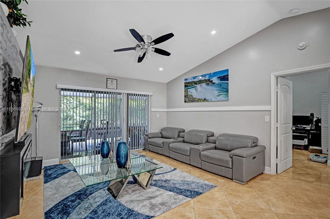 最近售出: $545,000 (3 贝兹, 2 浴室, 1378 平方英尺)