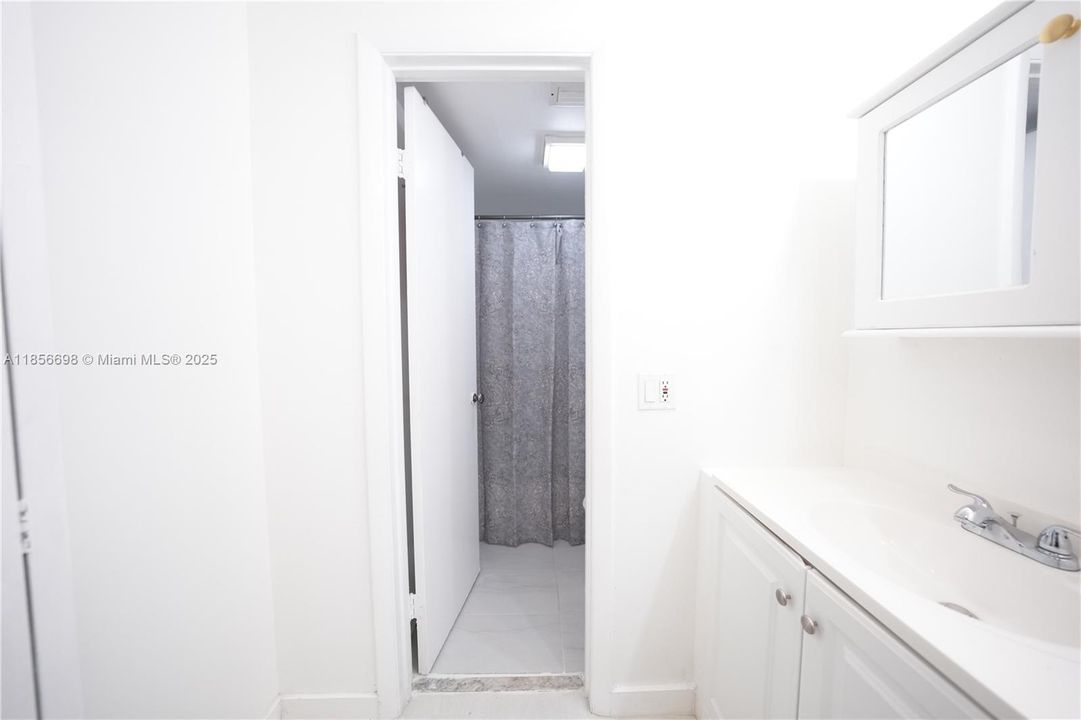 На продажу: $225,000 (1 спален, 1 ванн, 806 Квадратных фут)