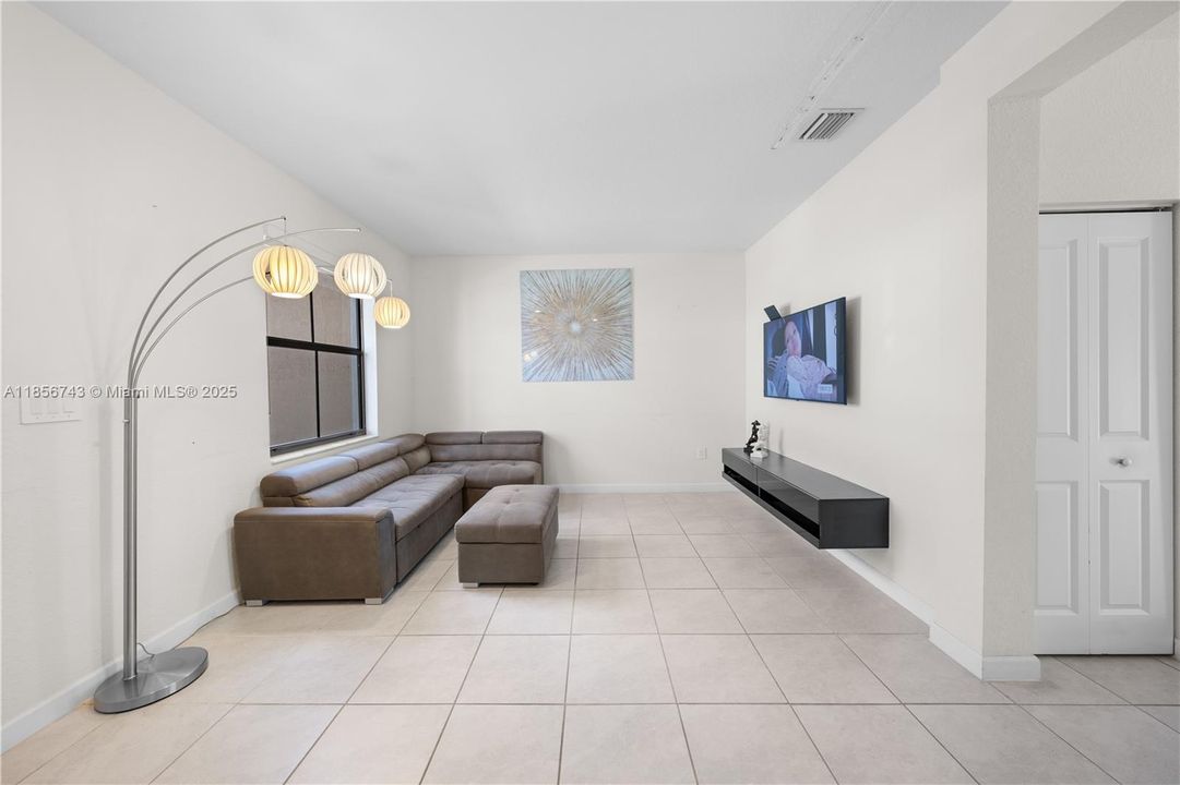 最近售出: $489,000 (3 贝兹, 2 浴室, 1483 平方英尺)