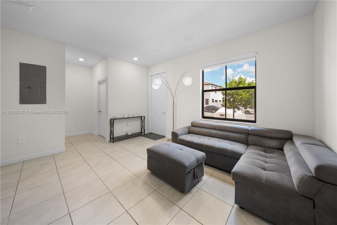 最近售出: $489,000 (3 贝兹, 2 浴室, 1483 平方英尺)