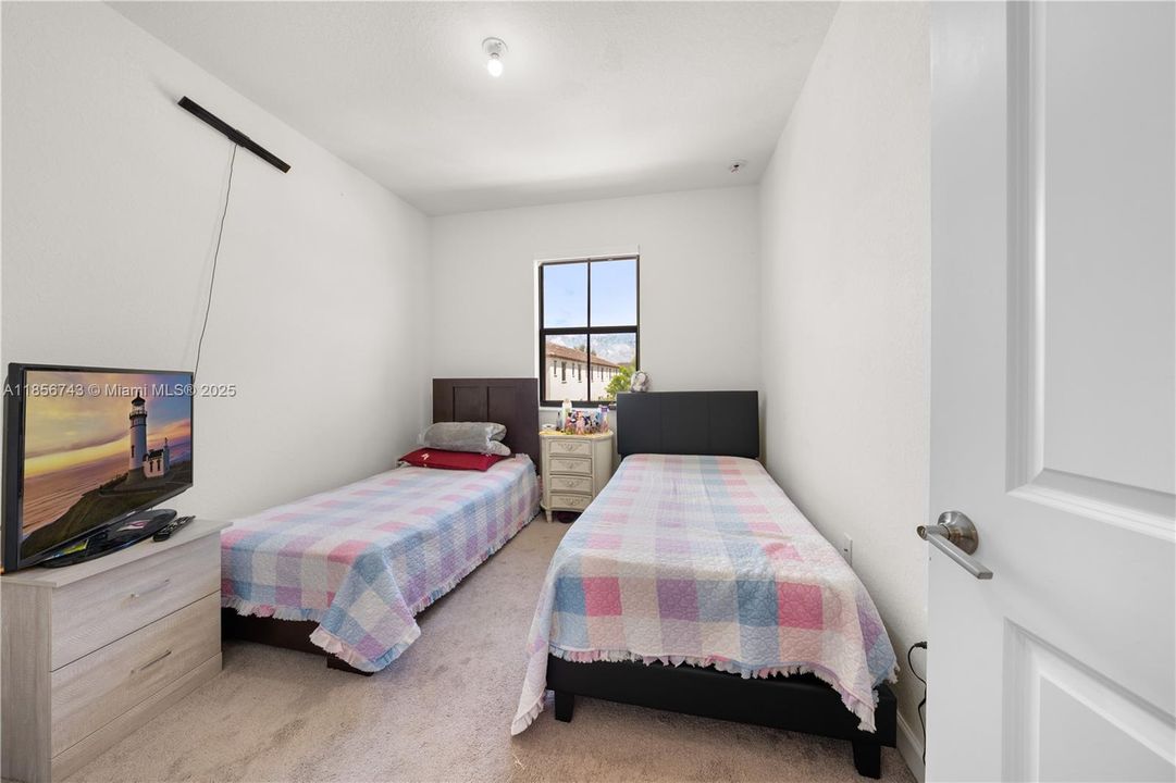 最近售出: $489,000 (3 贝兹, 2 浴室, 1483 平方英尺)