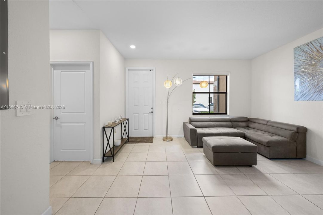 最近售出: $489,000 (3 贝兹, 2 浴室, 1483 平方英尺)